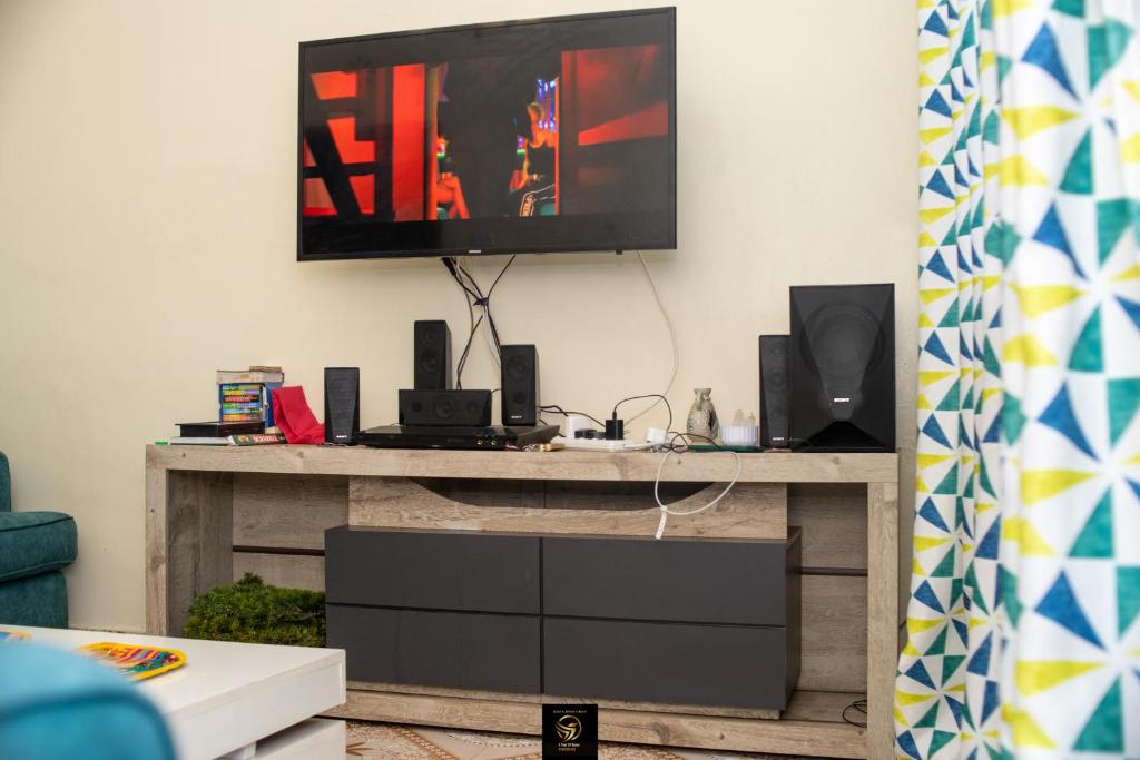 TV i/ili multimedijalni sistem u objektu The Hampton's furnished house at Ahadi flats