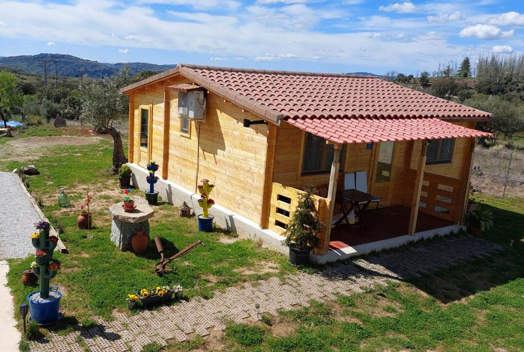 una casa pequeña con techo rojo en un patio en El Refugio de las Arribes, en Villarino de los Aires