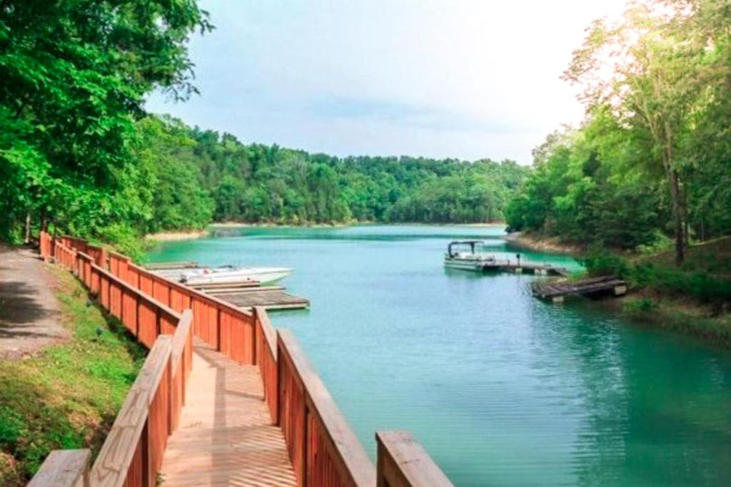 A Smoky Mountain Lake Cabin - Spacious Smoky Mountain Getaway Perfect for Families & Groups