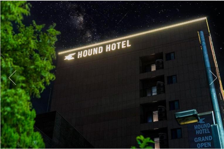釜山にあるHound Hotel Junggwanの建物の横に看板のあるホテル