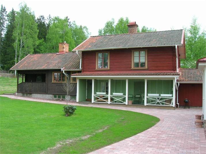 una grande casa in legno con un cortile verde di Älvgatan 43 a Mora