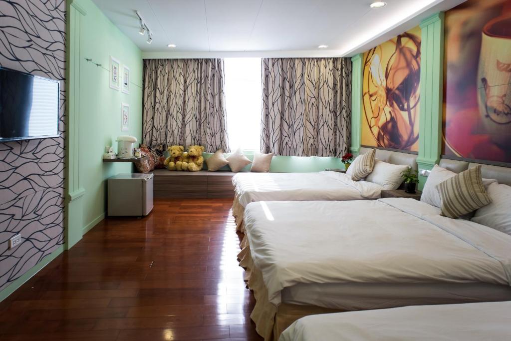 南灣的住宿－北坪民宿，酒店客房设有三张床和窗户。