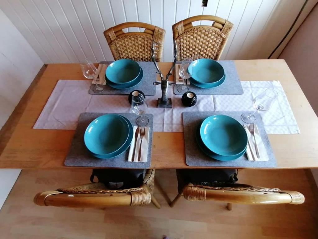 una mesa con platos y cuencos encima en Ferienwohnung Ellinger, en Regen
