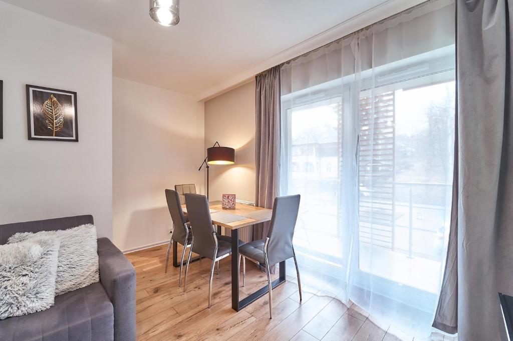Posedenie v ubytovaní LAGUNA Apartament Polanica Residence 27 -SPA-