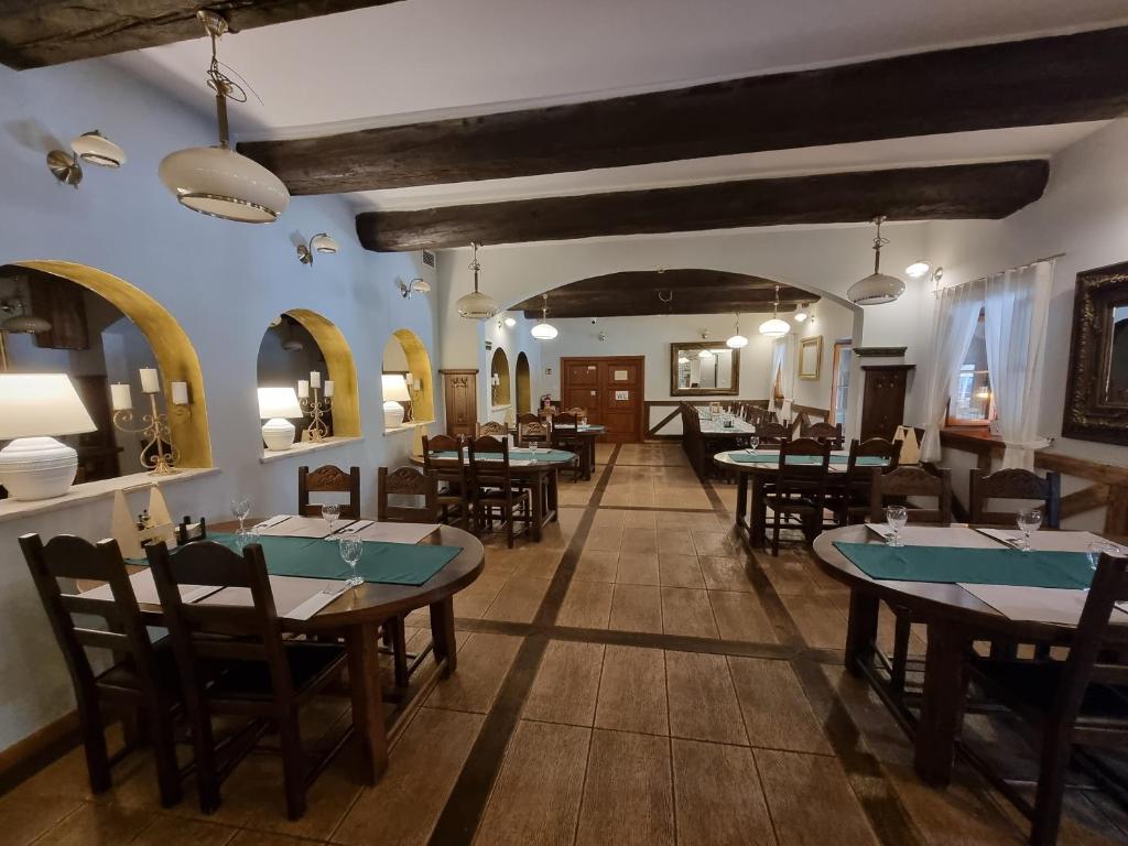 Reštaurácia alebo iné gastronomické zariadenie v ubytovaní Hotel Górski