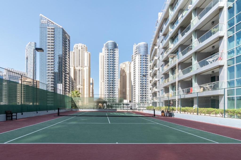 Tenis a/nebo squash v ubytování The Smart Concierge - Damac Waves nebo okolí