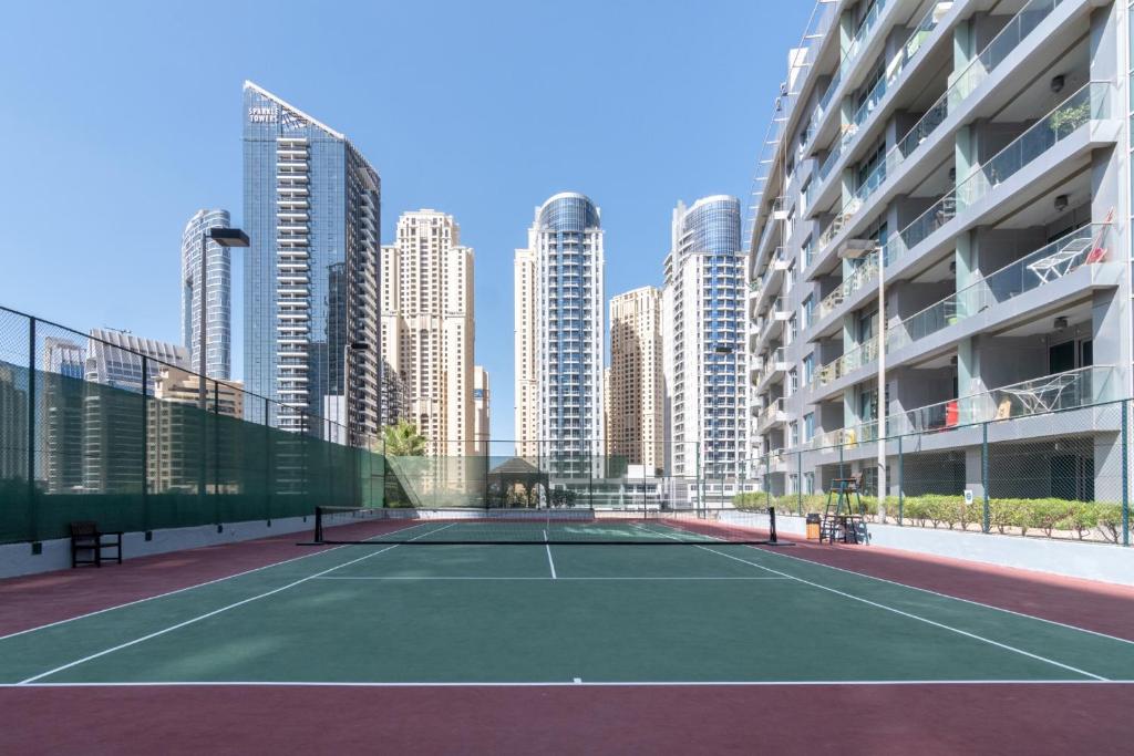 Tenis a/nebo squash v ubytování The Smart Concierge - Damac Waves nebo okolí