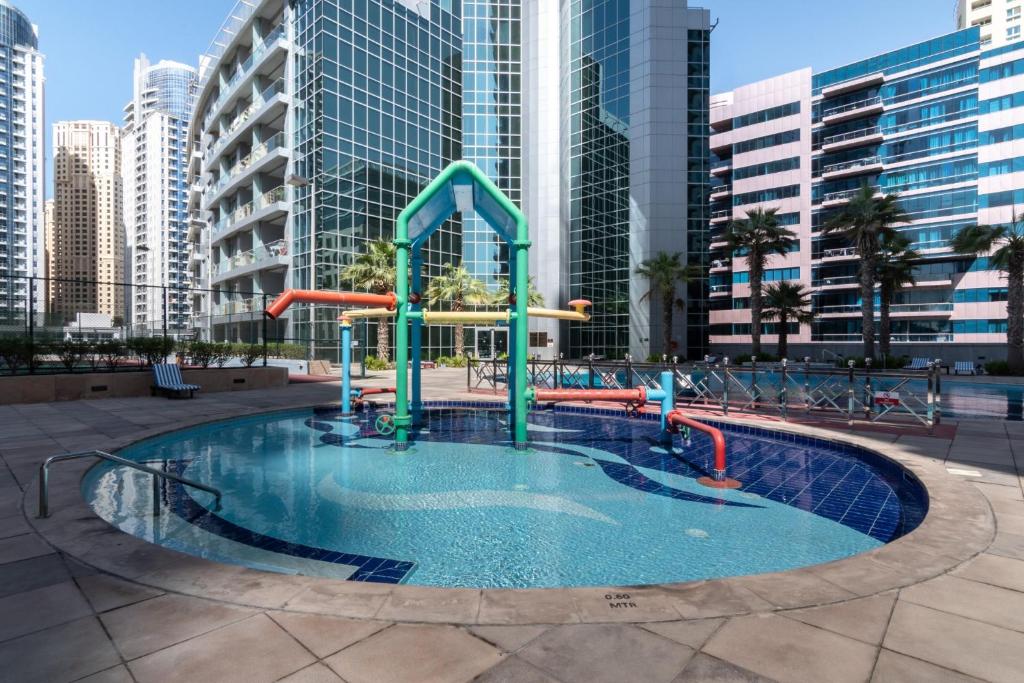 Bazén v ubytování The Smart Concierge - Damac Waves nebo v jeho okolí