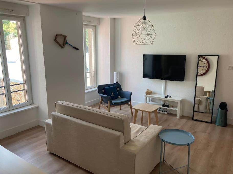 a living room with a couch and chairs and a tv at Appartement 1 chambre proximité Port de commerce et Gare SNCF in Brest
