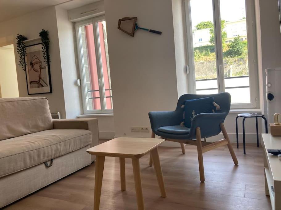 a living room with a couch and a chair and a table at Appartement 1 chambre proximité Port de commerce et Gare SNCF in Brest