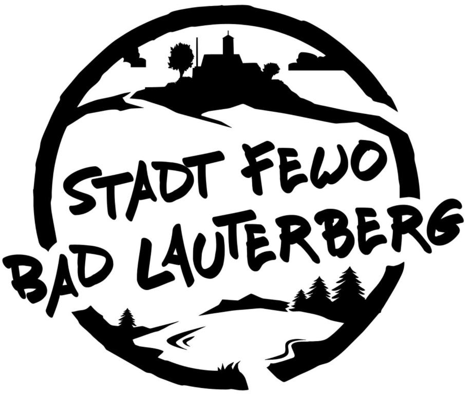 un logo bianco e nero per una birreria rap con le parole "Lo staff ha la febbre delle prove negative" di Stadt-Ferienwohnung a Bad Lauterberg