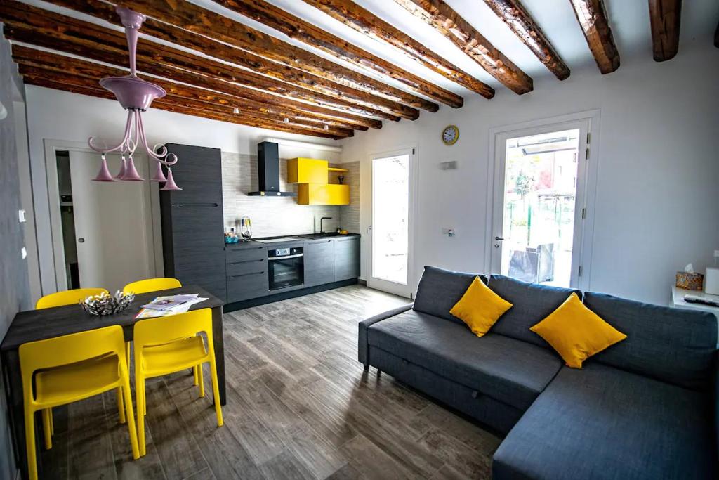A kitchen or kitchenette at YELLOW GARDEN