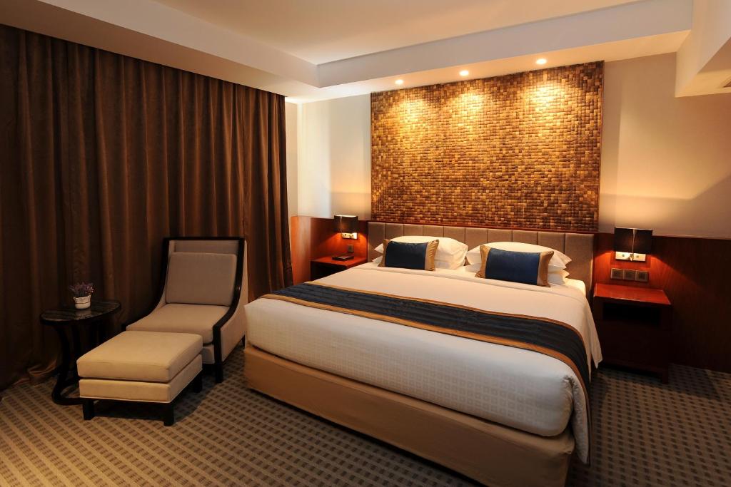 Postel nebo postele na pokoji v ubytování Yangon Thanlwin Hotel