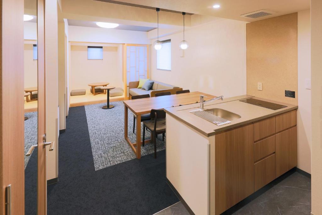 Kuchyň nebo kuchyňský kout v ubytování stayme THE HOTEL Ueno