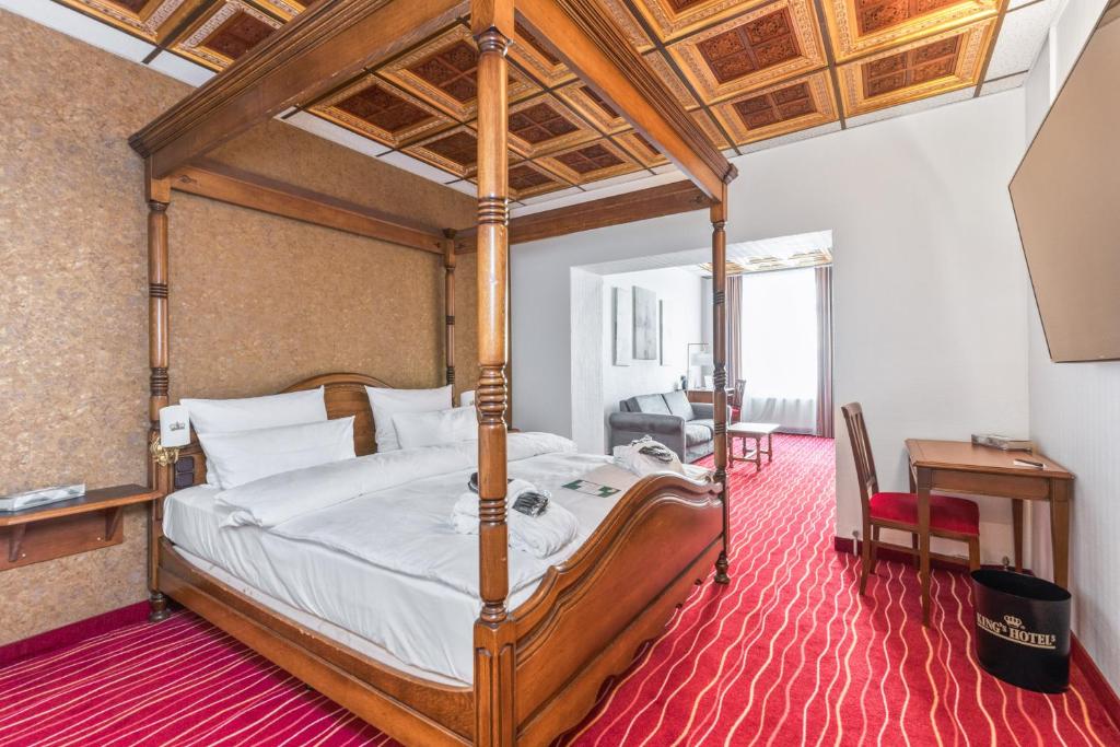 Postel nebo postele na pokoji v ubytování KING's Hotel First