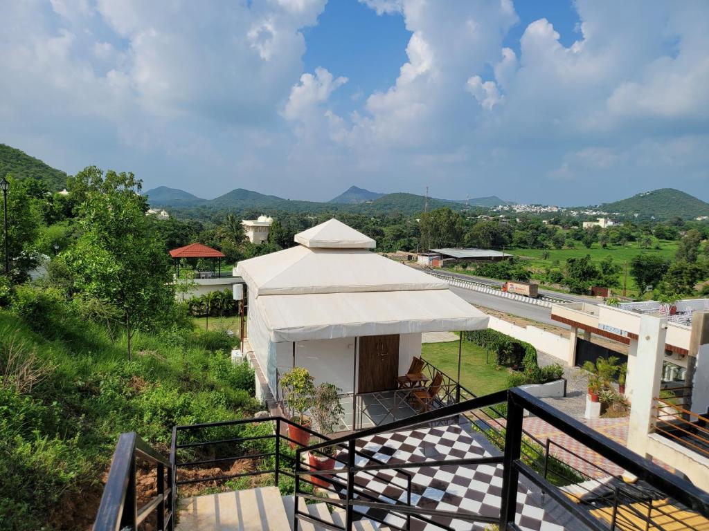 vista su un edificio con tenda bianca di Aura Gold Resort a Udaipur