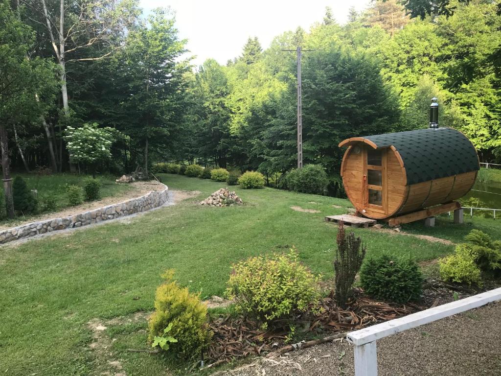 Vonkajšia záhrada v ubytovaní Leśniczówka domek sauna jeziorko w lesie na wyłączność
