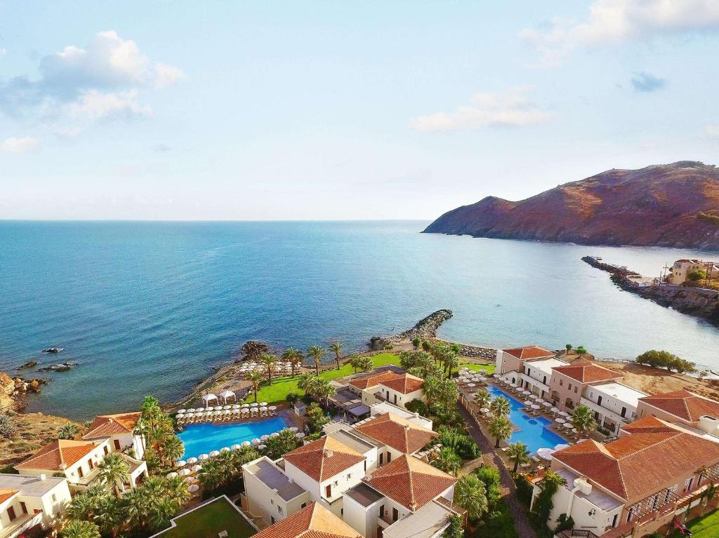 een luchtzicht op een resort naast de oceaan bij Grecotel Marine Palace & Aqua Park in Panormos Rethymno