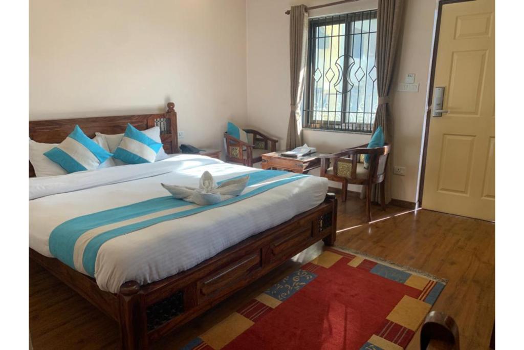 een slaapkamer met een bed met een witte duif erop bij Hotel Tapas in Kathmandu