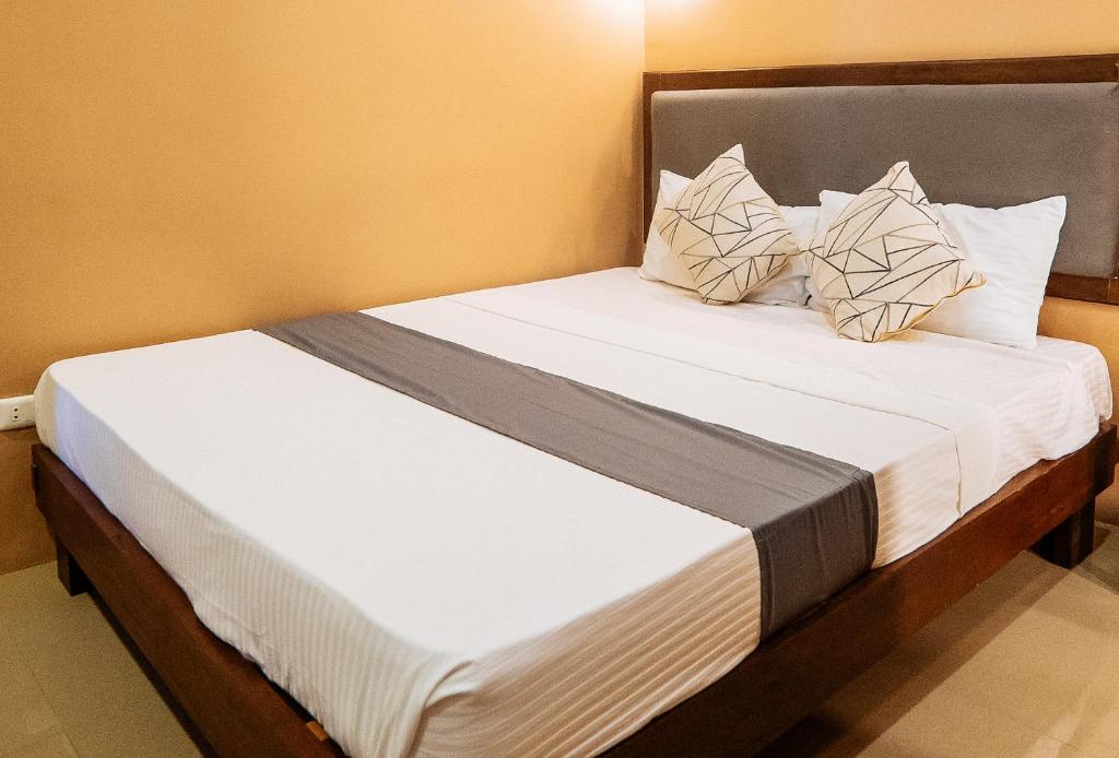 Postel nebo postele na pokoji v ubytování RedDoorz Plus @ Hotel Platinum Occidental Mindoro