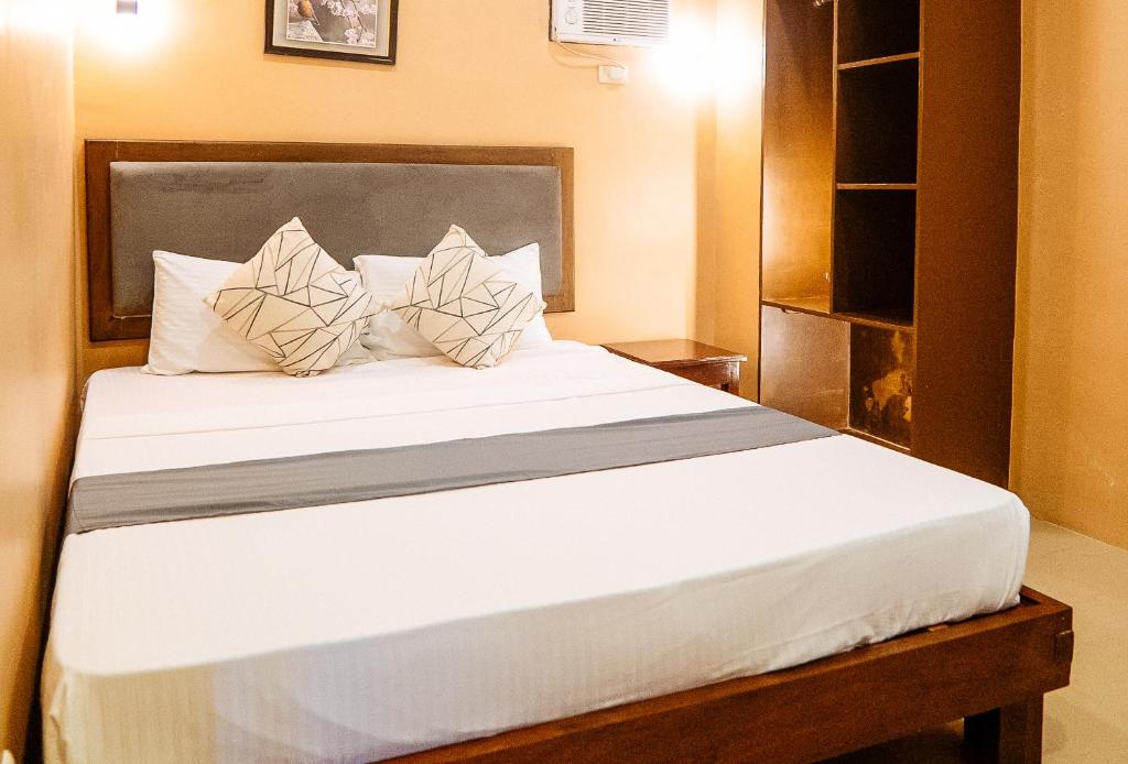 Postel nebo postele na pokoji v ubytování RedDoorz Plus @ Hotel Platinum Occidental Mindoro