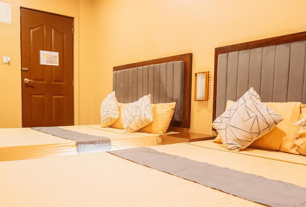 Postel nebo postele na pokoji v ubytování RedDoorz Plus @ Hotel Platinum Occidental Mindoro