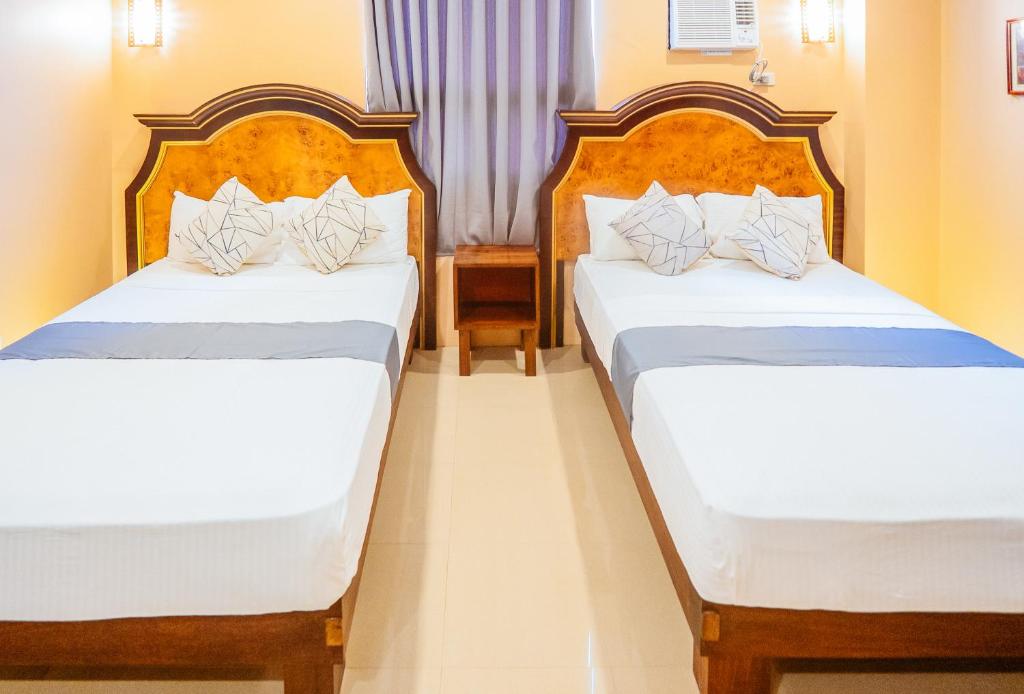 Postel nebo postele na pokoji v ubytování RedDoorz Plus @ Hotel Platinum Occidental Mindoro