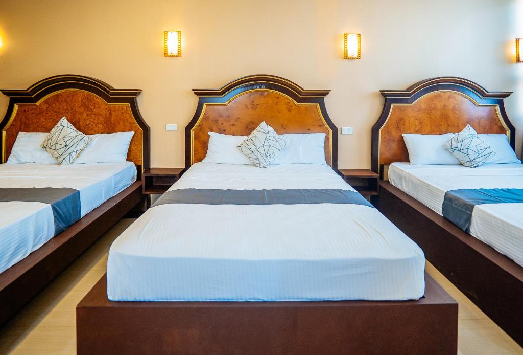 Postel nebo postele na pokoji v ubytování RedDoorz Plus @ Hotel Platinum Occidental Mindoro