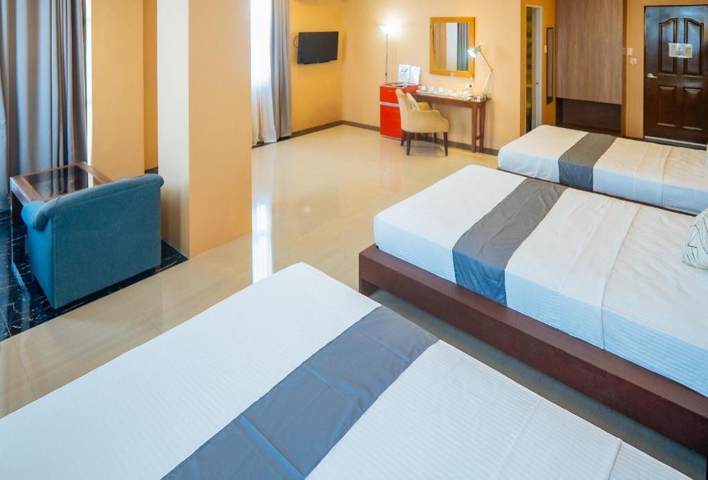 Postel nebo postele na pokoji v ubytování RedDoorz Plus @ Hotel Platinum Occidental Mindoro