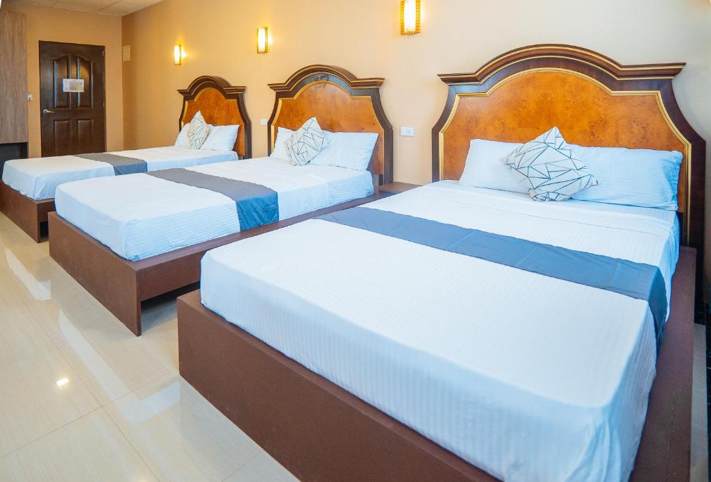 Postel nebo postele na pokoji v ubytování RedDoorz Plus @ Hotel Platinum Occidental Mindoro