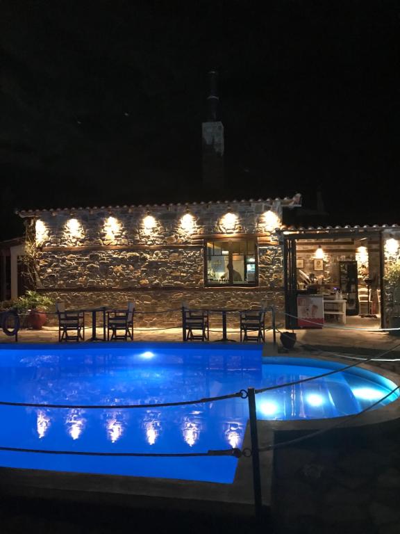 Bazén v ubytování HOTEL BARA nebo v jeho okolí