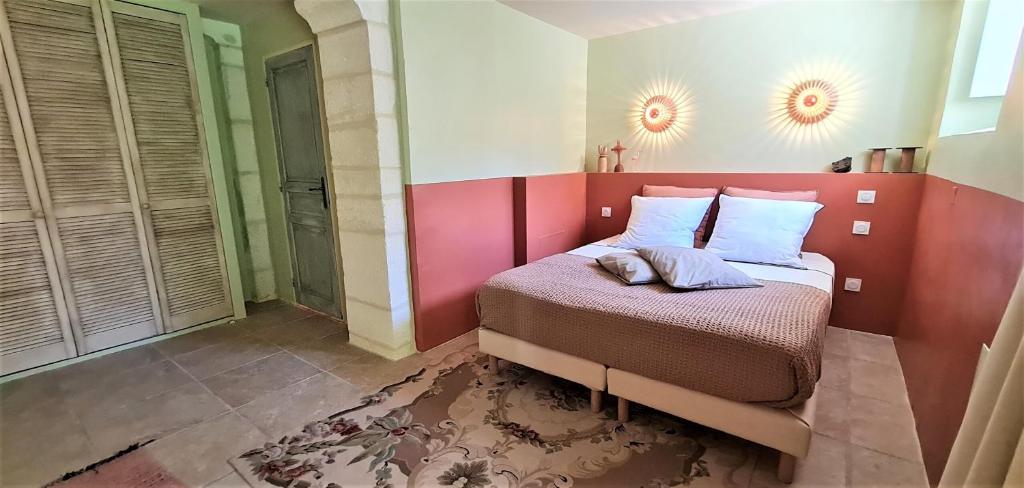 Ein Bett oder Betten in einem Zimmer der Unterkunft Villa Aigarden maison d&#39;hôtes