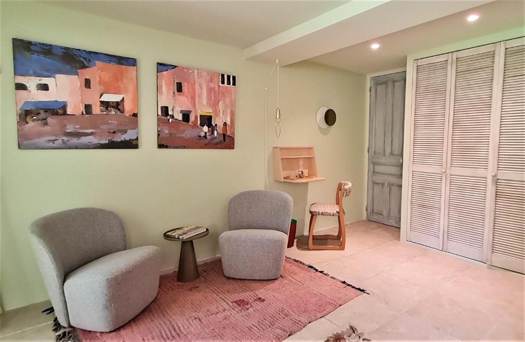 Ein Sitzbereich in der Unterkunft Villa Aigarden maison d&#39;hôtes