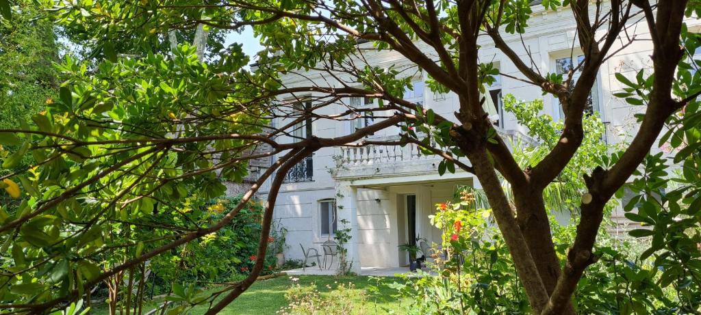 Ein Garten an der Unterkunft Villa Aigarden maison d&#39;hôtes