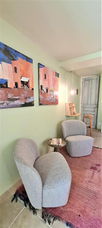 Ein Sitzbereich in der Unterkunft Villa Aigarden maison d&#39;hôtes