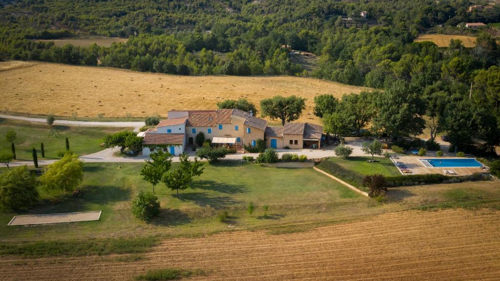 une vue aérienne d'une maison dans un champ dans l'établissement Domaine de la Marie dans le Luberon, à Peypin-dʼAigues