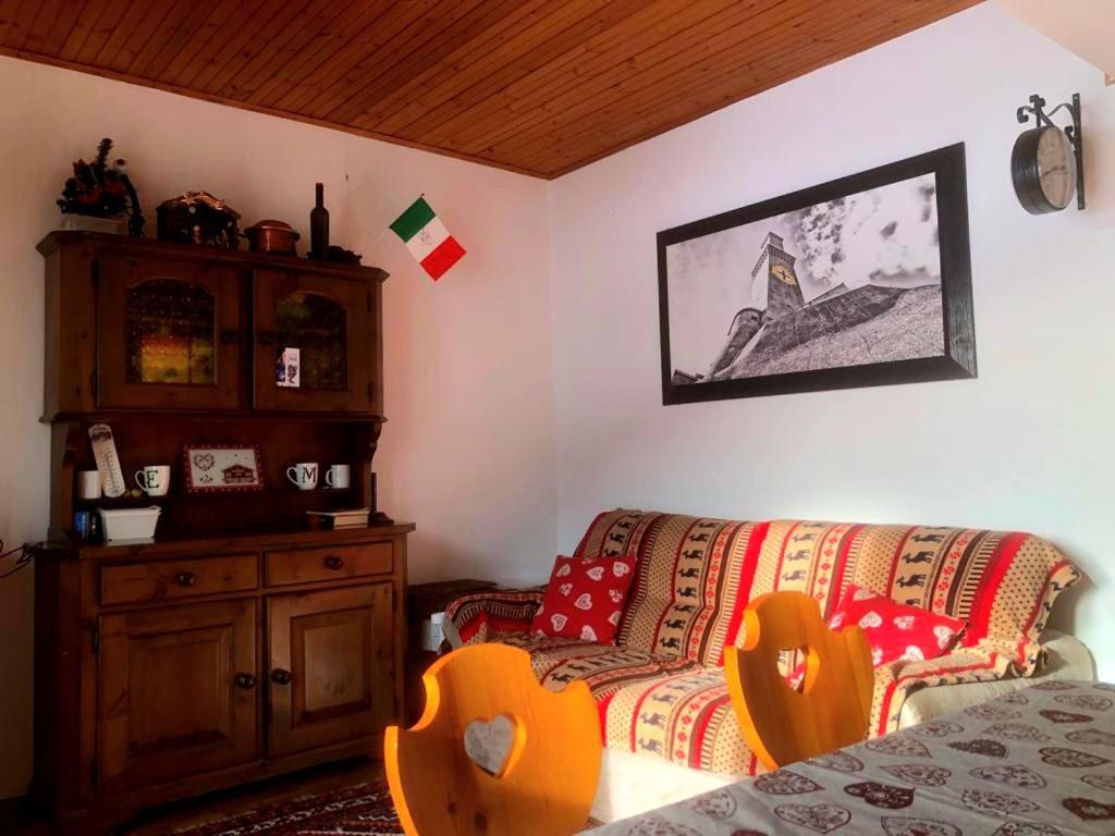 A seating area at Rododendro- Bluchalet