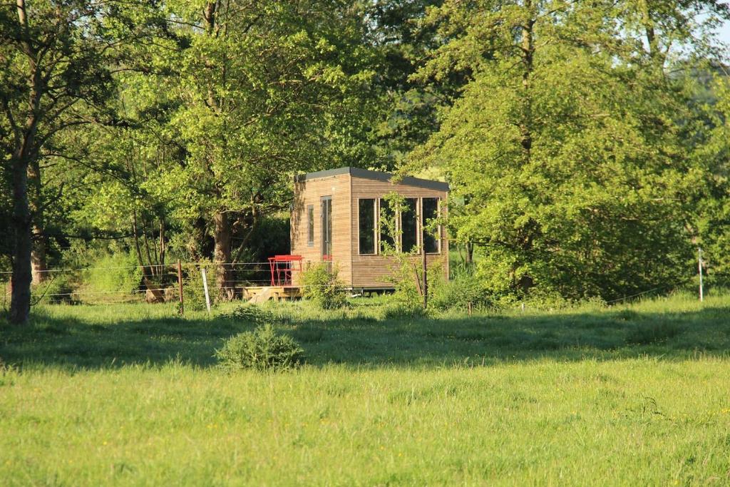 uma pequena casa no meio de um campo em Nice and Slow : Eco-responsible tiny house 
