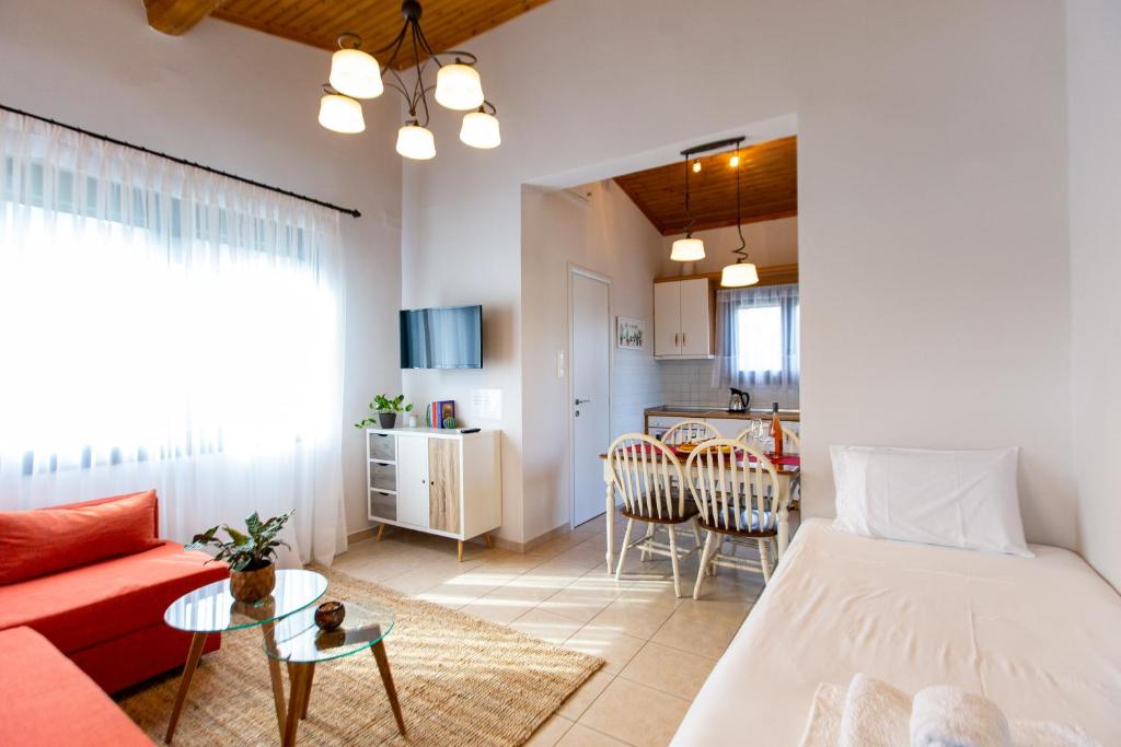 奧林匹亞達的住宿－Casa Alegria，客厅配有红色的沙发和桌子