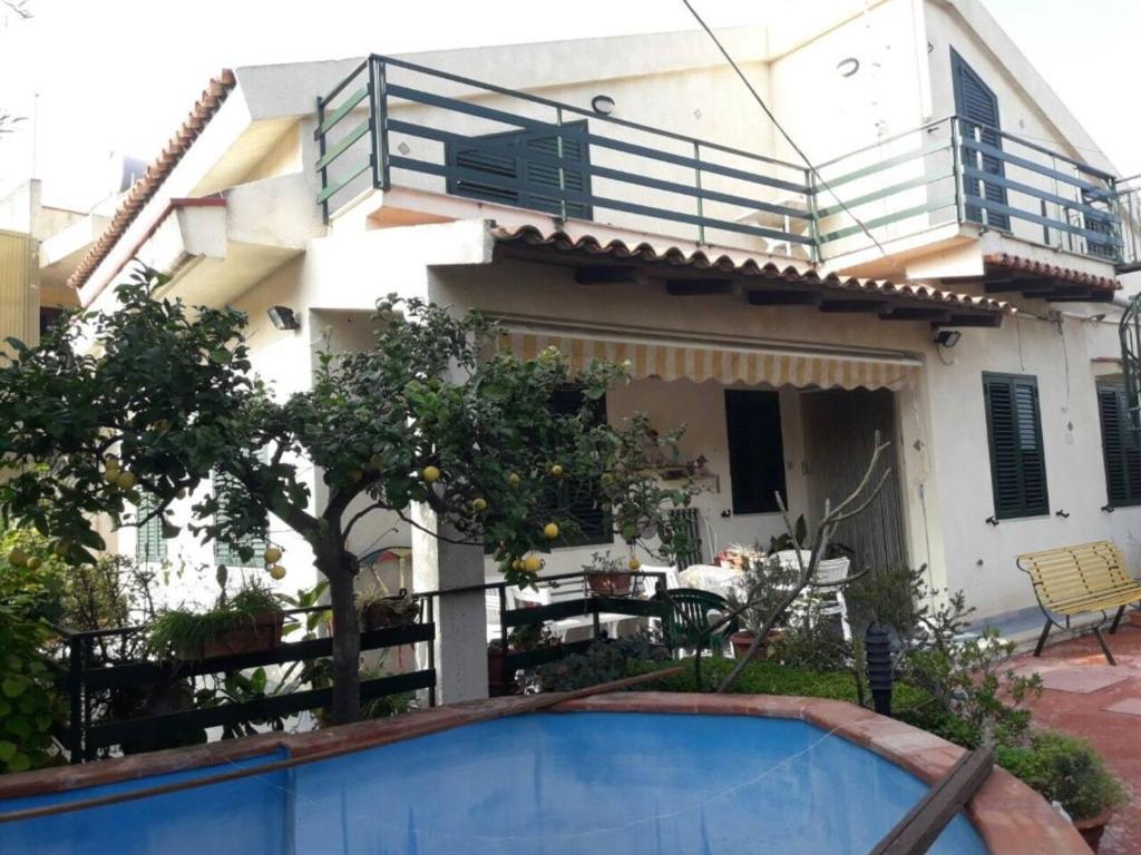 una casa con una piscina di fronte di Mora apartment 1st floor near the sea - Climate and wi-fi ad Avola