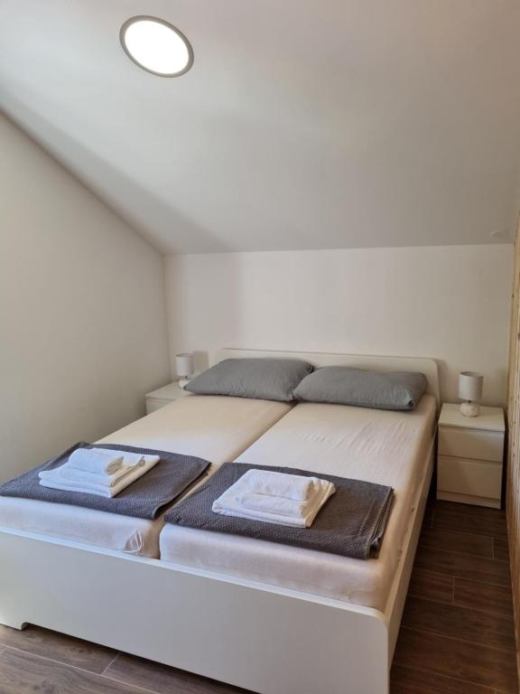 Posteľ alebo postele v izbe v ubytovaní Apartments Jungic, Rab