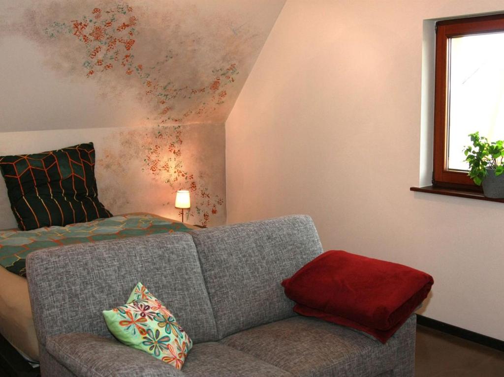 een woonkamer met een bank en een bed bij FreiRaum - Wohnen auf Zeit / Wohnung Frederick 