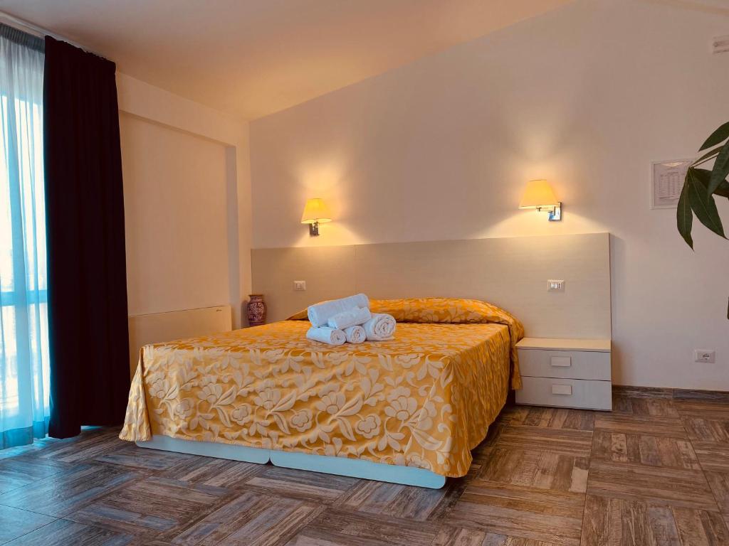 um quarto com uma cama com duas toalhas em Hotel Muita di Mari em Santa Teresa Gallura
