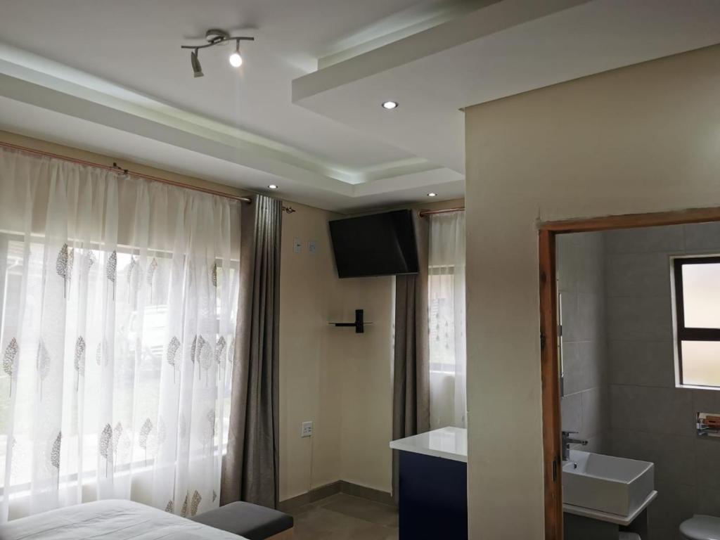 TV a/nebo společenská místnost v ubytování KwaNomzi Botique Lodge