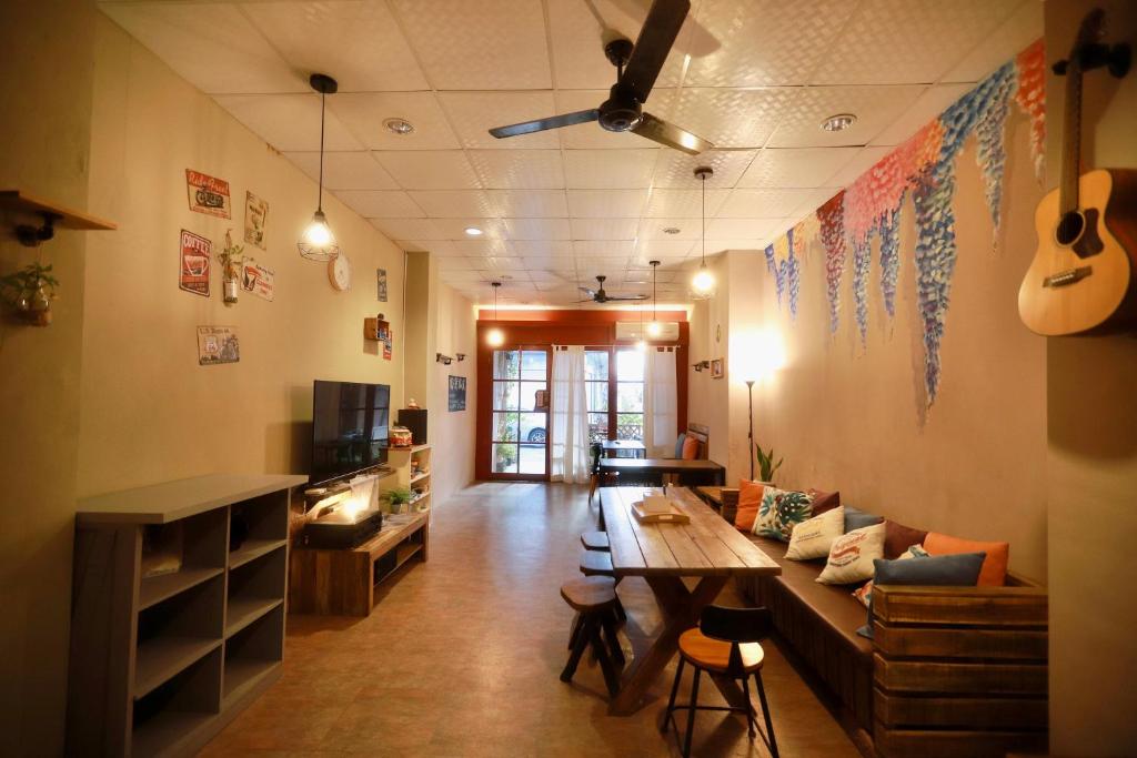 una sala de estar con un sofá y una mesa en 好窩旅店, en Hengchun