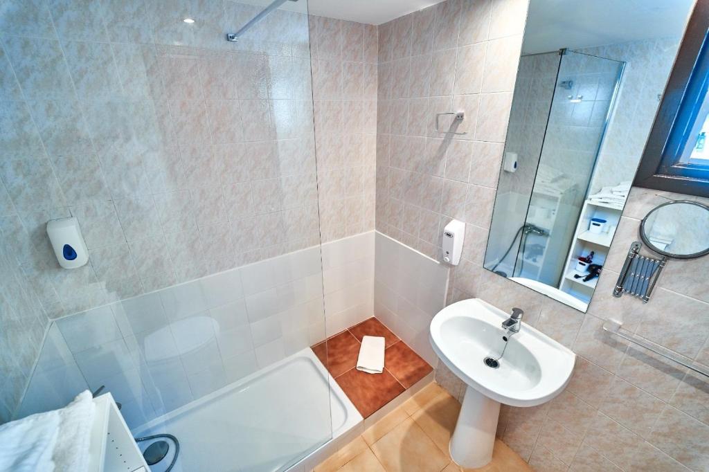 Apartamentos Blue Beach Menorca, Cala en Blanes – Updated ...