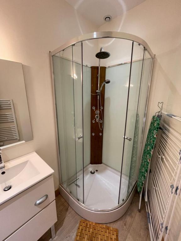 Kúpeľňa v ubytovaní LE LOFT et le T2, Le Mont Dore, au pied de La Dordogne