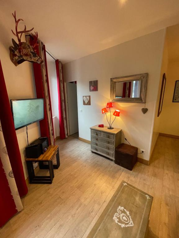Televízia a/alebo spoločenská miestnosť v ubytovaní LE LOFT et le T2, Le Mont Dore, au pied de La Dordogne