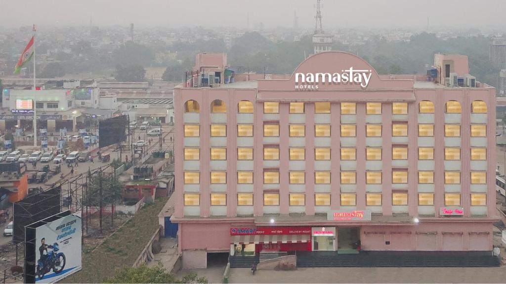 un grand bâtiment avec un panneau de pharmacie en haut dans l'établissement Namastay Welcome Home -Gaya, à Gaya