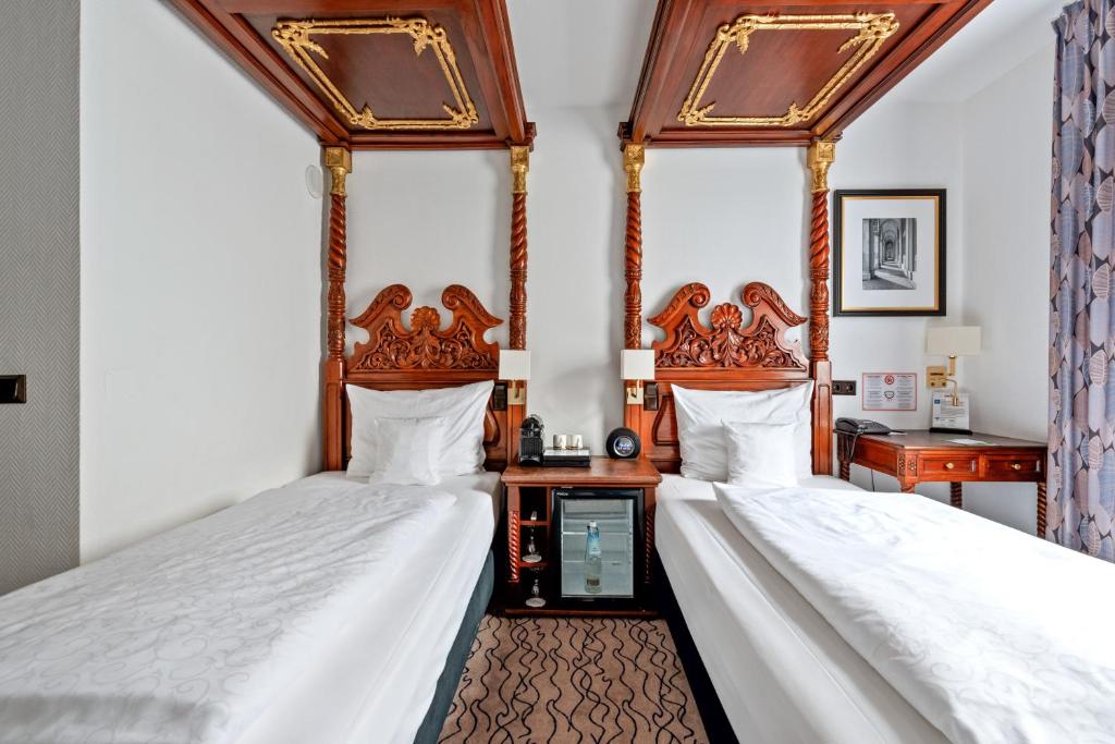 Postel nebo postele na pokoji v ubytování King's Hotel Center Superior